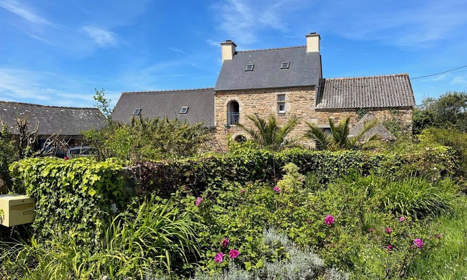 Plougasnou House | Charmant Gîte Dans Petit Manoir du XVI ème au Calme à 5 Minutes des Plages