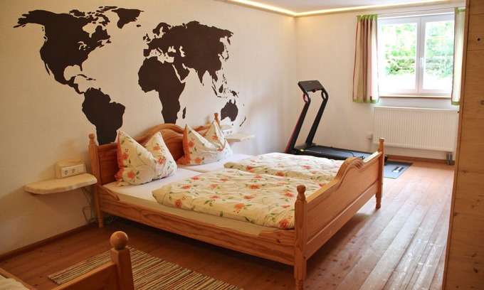 Saaldorf-Surheim Apartment | Charmante Ferienwohnung Handweberei mit Garten und Liegewiese, Wlan, 130 qm, Parkplatz