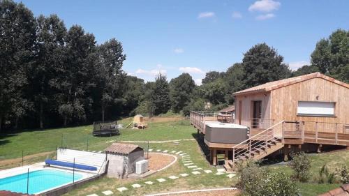 Chalandray House | Charmante maison avec piscine à Chalandray, 25 m²
