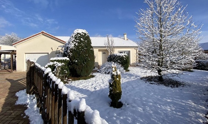 Dounoux Villa | Charmante Maison Laquarelle Avec Jardin Clôturé et Arboré