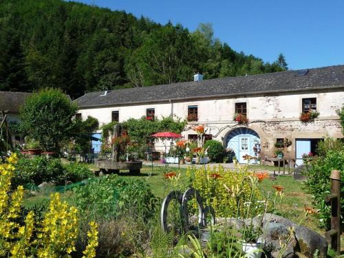 Esmoulieres House | Charme Authentique au Moulin de Saphoz avec Grand Jardin - FR-1-583-499