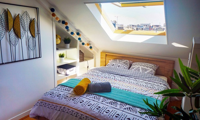 Anatole France Danton Apartment | Charme & Calme Pour ce Spacieux Studio Cocooning en Plein Centre-ville
