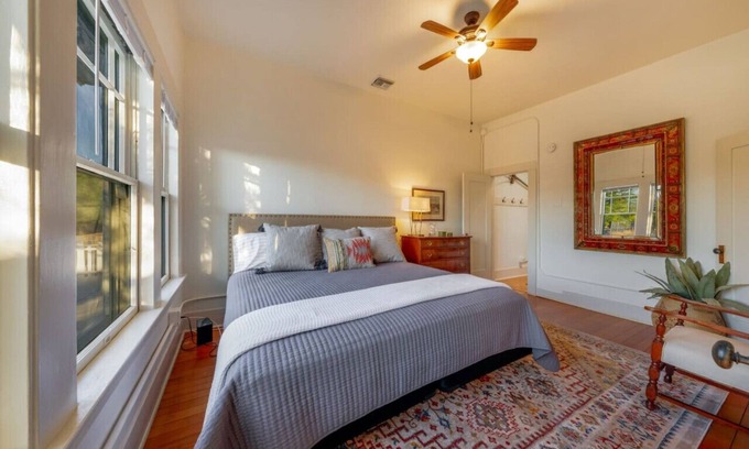 West University House | Charmer/3 Blocks from U of A/1 BR 1 BA/Sleep 3