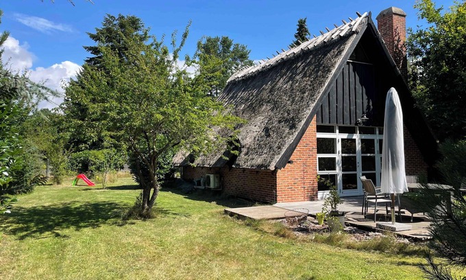Skaverup House | Charmerende sommerhus med stråtag tæt ved vandet