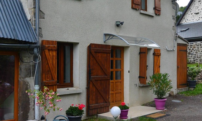 Saint-Sauves-d'Auvergne House | Charming house in the heart of Sancy Valley.