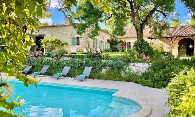 Savignac-de-Duras Cottage | Charming 1-Bedroom Retreat with Stunning Views, Pool & WiFi