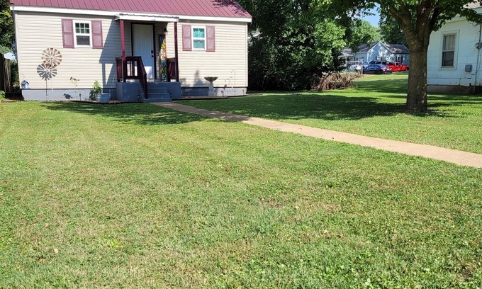 Farmington House | Charming 1-bd house in Downtown Farmington, 1block from Police & Fire stations