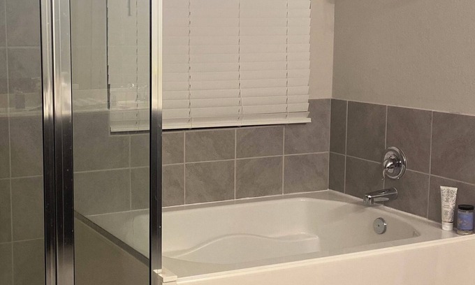 Missouri City House | Charming 1-BD Master Ste w/in an amazing park subdivision in Missouri City