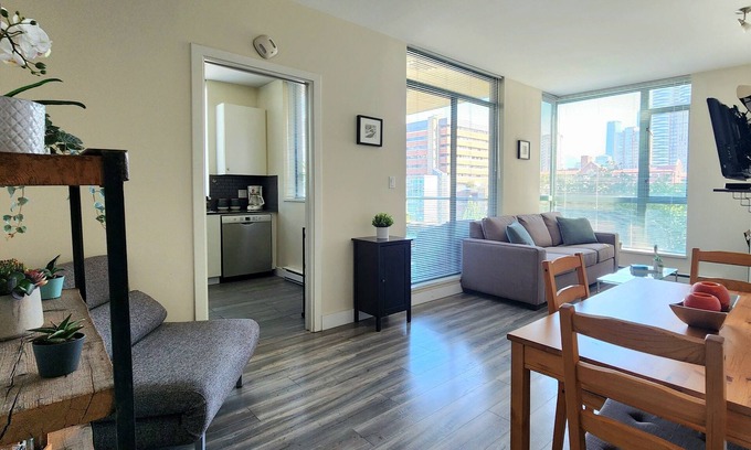 Downtown Vancouver Apartment | Charming 1-BDR Apartment in Prime Downtown Location – Walk Everywhere!
