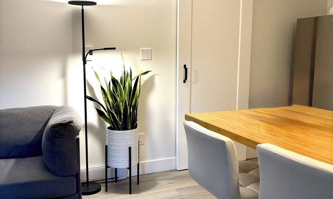 Departure Bay House | Charming 1 bdrm garden suite with laundry just 5 km from ferries and hospital!