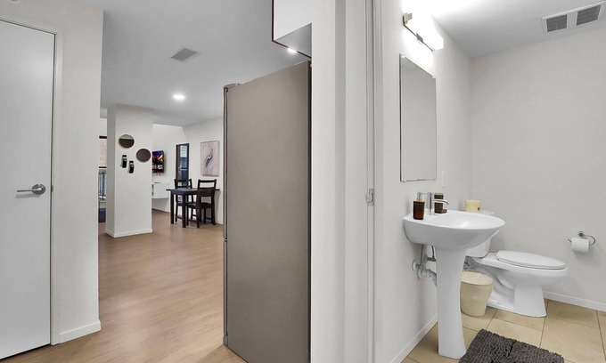 Downtown Cleveland Apartment | Charming 1-bed loft, downtown Cleveland with GYM, Rooftop deck, Fire pit, games