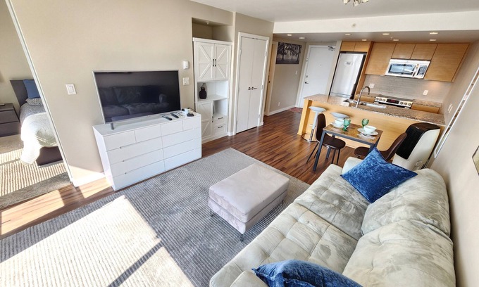 Central Lonsdale Condo | Charming 1-bedroom condo in brilliant North Vancouver with fitness room, WiFi