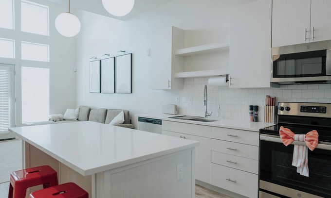 People's Freeway Apartment | Charming 1-bedroom apartment in fabulous South Salt Lake with AC, fitness room
