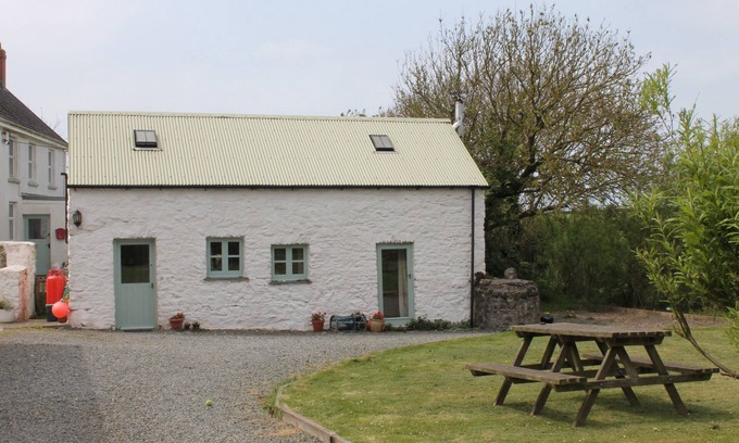 St Brides Cottage | Charming 1 bedroom dog friendly farm cottage