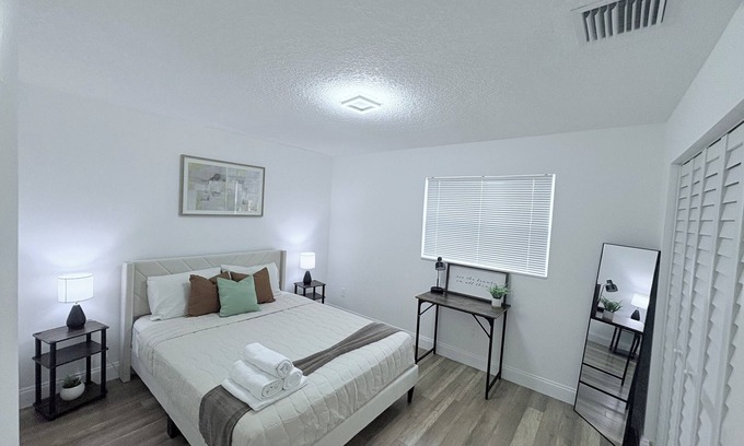 Lake Worth Apartment | Charming 1-bedroom apartment in fabulous Greenacres with AC