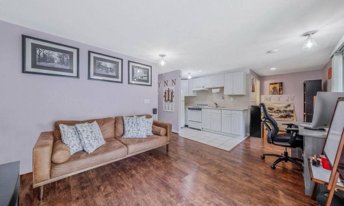 West Hills House | Charming 1-bedroom artist den with WiFi, AC in terrific Huntington