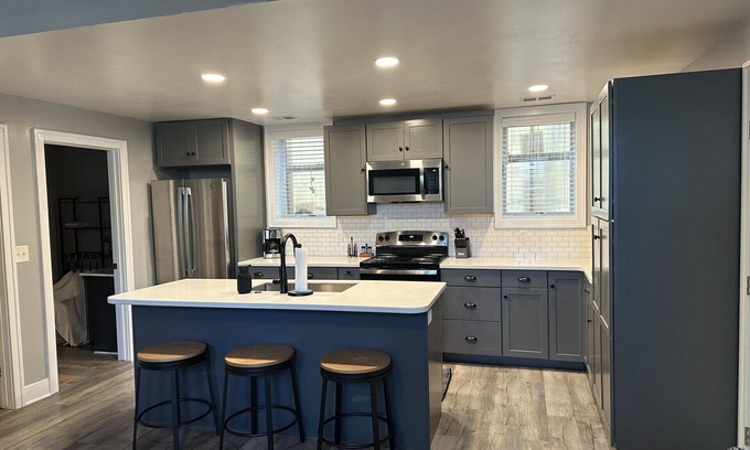 Frankfort Apartment | Charming 1-bedroom apartment downtown Frankfort 3 blocks from the beach!