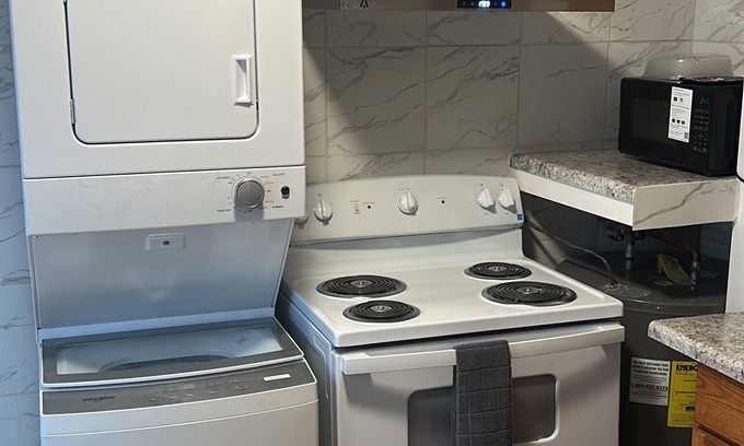 Airport Township Apartment | Charming 1-bedroom apartment in terrific Hazelwood with AC, WiFi