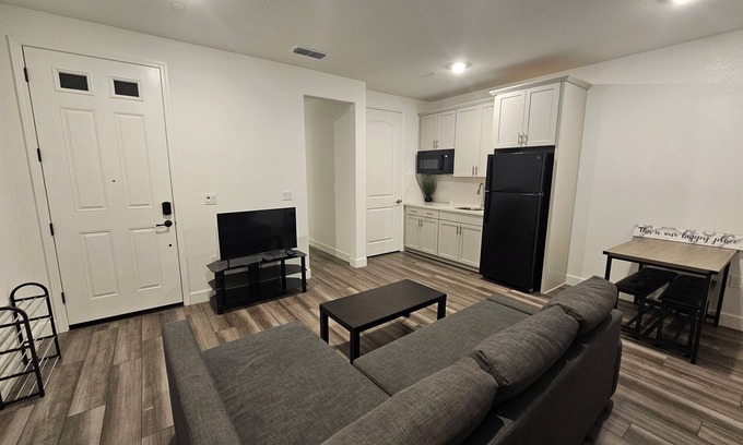 Roseville Apartment | Charming 1-bedroom apartment in marvelous Roseville with WiFi, AC