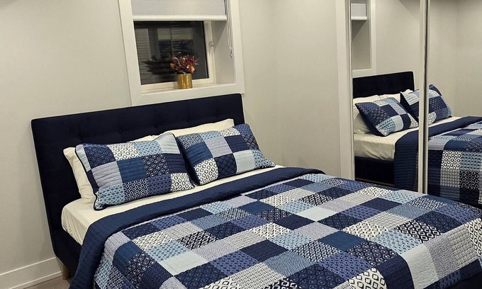 Oakville Apartment | Charming 1-bedroom apartment in delightful Oakville with WiFi, AC
