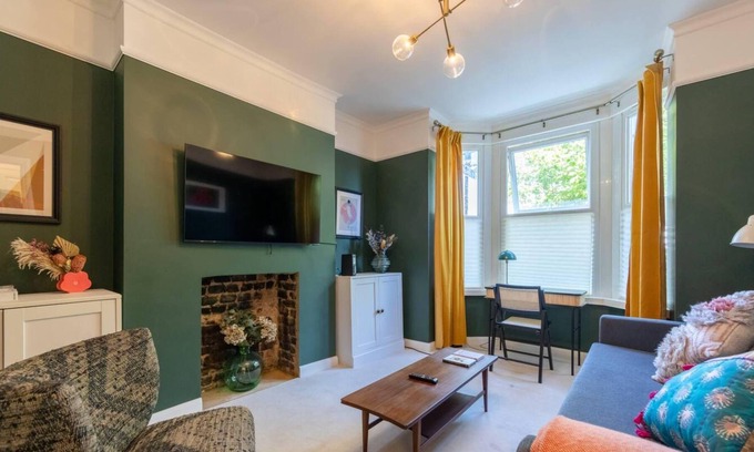 Shepherd's Bush Apartment | Charming 1 Bedroom Apartment in Shepherds Bush with Patio Area