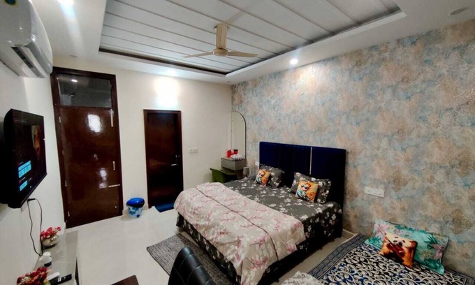 Zirakpur Apartment | Charming 1-bedroom apartment with AC, WiFi, Smart Tv-40inch in tranquil zirakpur