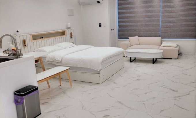 Sungin-dong Apartment | Charming 1-bedroom apartment in wonderful Seoul with AC, WiFi