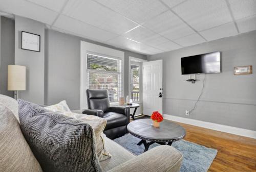 Lansing House | Charming 1 Bedroom, Apartment House in Lansing