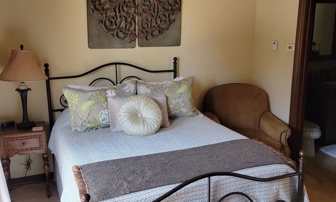 Bernalillo Cottage | Charming 1-bedroom Casita in lovely Bernalillo, just 15 minutes to Albuquerque.