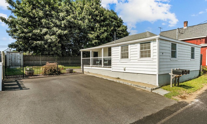 Portsmouth Cottage | Charming 1-bedroom cottage just steps from Island Park Beaches