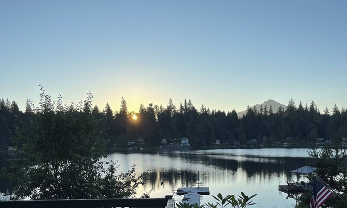 Lake Bosworth Cabin | Charming 1 bedroom cabin on Lake Bosworth. Close to historic downtown Snohomish