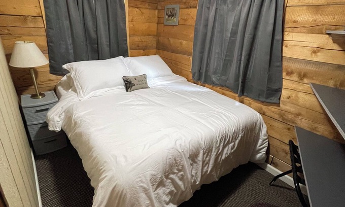 Houston Cabin | Charming 1-bedroom cabin in welcoming Houston with WiFi
