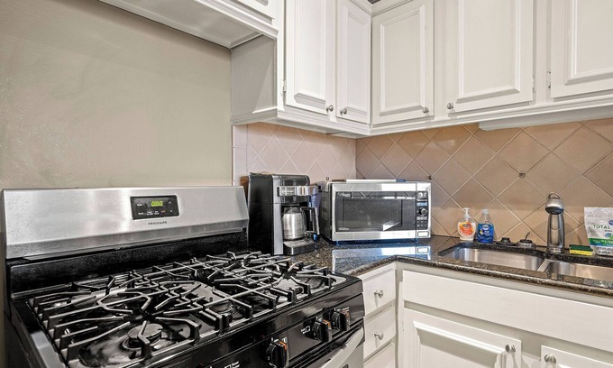 Peachtree Center Condo | Charming 1-Bedroom Condo in Atlanta with Free Parking, AC, & WiFi- 1205