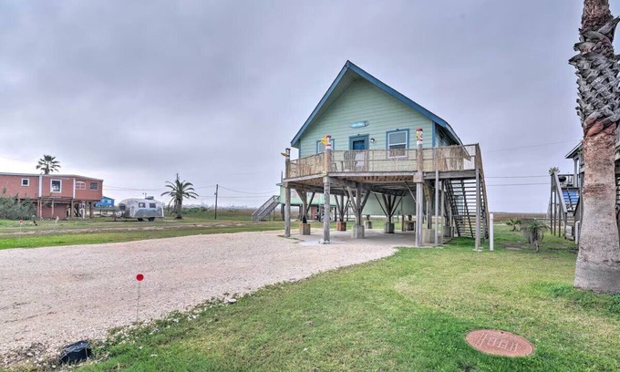 Surfside Beach House | Charming 1-bedroom cottage with WiFi, AC in fabulous Surfside Beach, TX