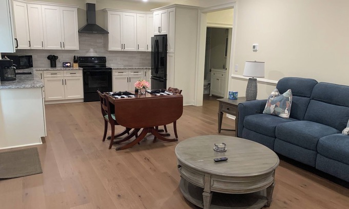 Savannah Cottage | Charming 1-bedroom cottage with AC, WiFi in peaceful gated Community in Savannah