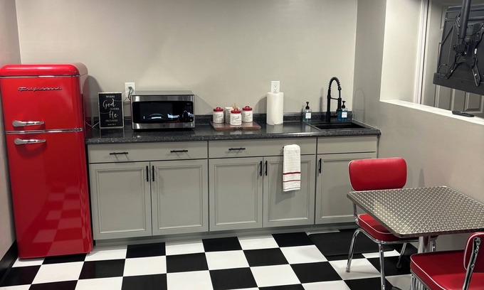 Morrow Apartment | Charming 1-bedroom diner theme apartment with AC and WiFi in Morrow