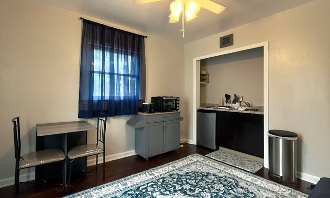Kettering Apartment | Charming 1-bedroom efficiency apartment