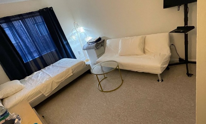 Mount Vernon House | Charming 1-bedroom for female Guest in lovely Alexandria