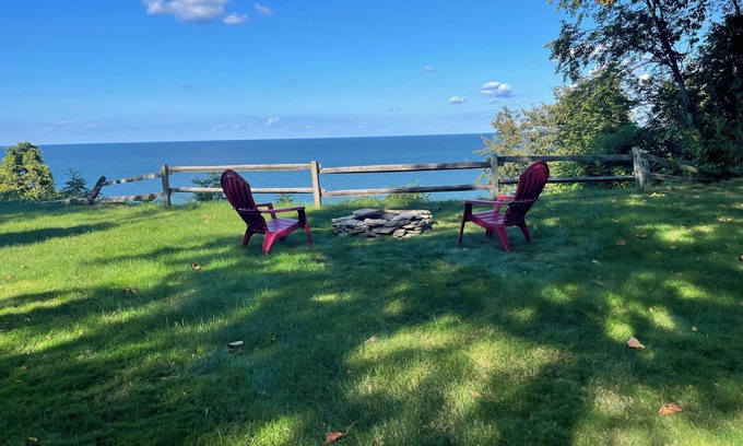North East House | Charming 1-bedroom house with beautiful lake views in tranquil North East