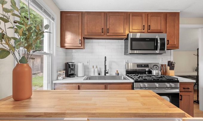 Ohio City House | Charming 1-bedroom house with WiFi, AC in peaceful Cleveland 3215