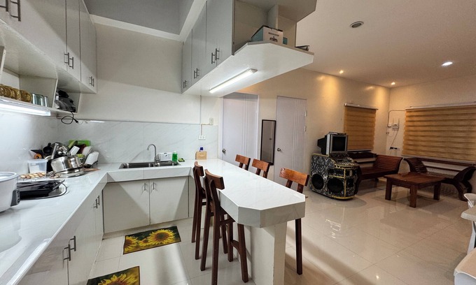 Sariaya House | Charming 1-bedroom house in fabulous Sariaya with WiFi, AC