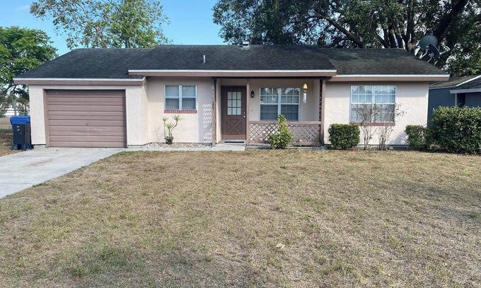 LaBelle House | Charming 1-bedroom house in Labelle with WiFi and AC