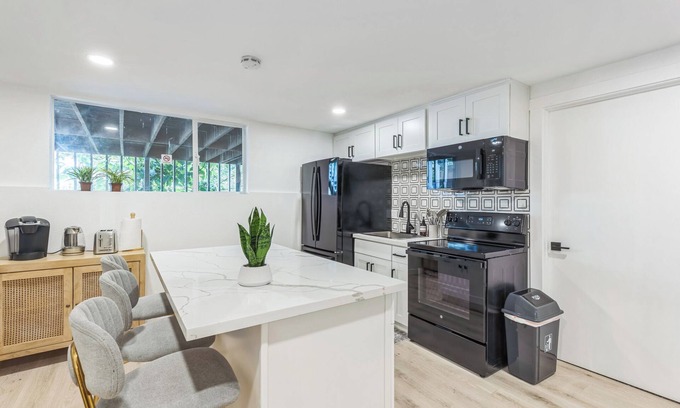 Three Tree Point House | Charming 1-bedroom house in lovely Burien with high speed WiFi,