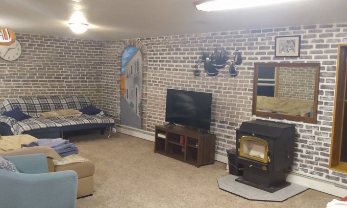 Custer House | Charming 1-bedroom house in gorgeous Custer with WiFi car rental available. Suit