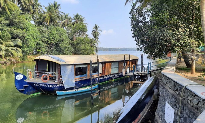 Kozhikode Boat Rental | Charming 1-bedroom boat with fitness room and AC in lovely Cheruvannur