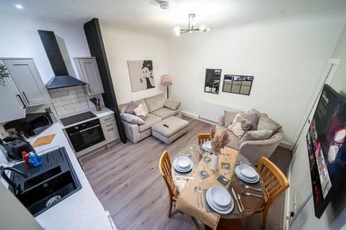 Morley House | Charming 1-Bedroom Just 1 Mile from Morley Town Center in Leeds