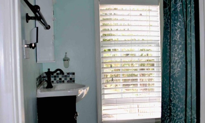 Oxford Other | Charming 1-bedroom loft apartment over barn on animal sanctuary