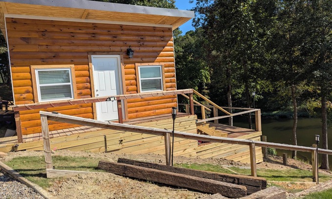 Titus Cabin | Charming 1-bedroom Log Cabin on Lake Jordan with water front, large deck ,AC,