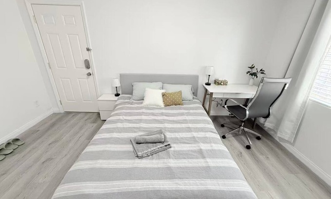 Las Vegas House | Charming 1-bedroom Room in Vegas with private access/15 mins to the Strip