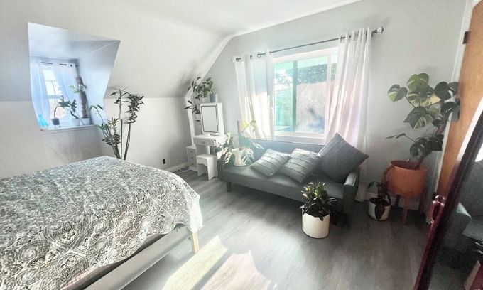 Northwest Anaheim House | Charming 1-bedroom suite 2nd floor house in Pleasant Buena Park with AC, WiFi
